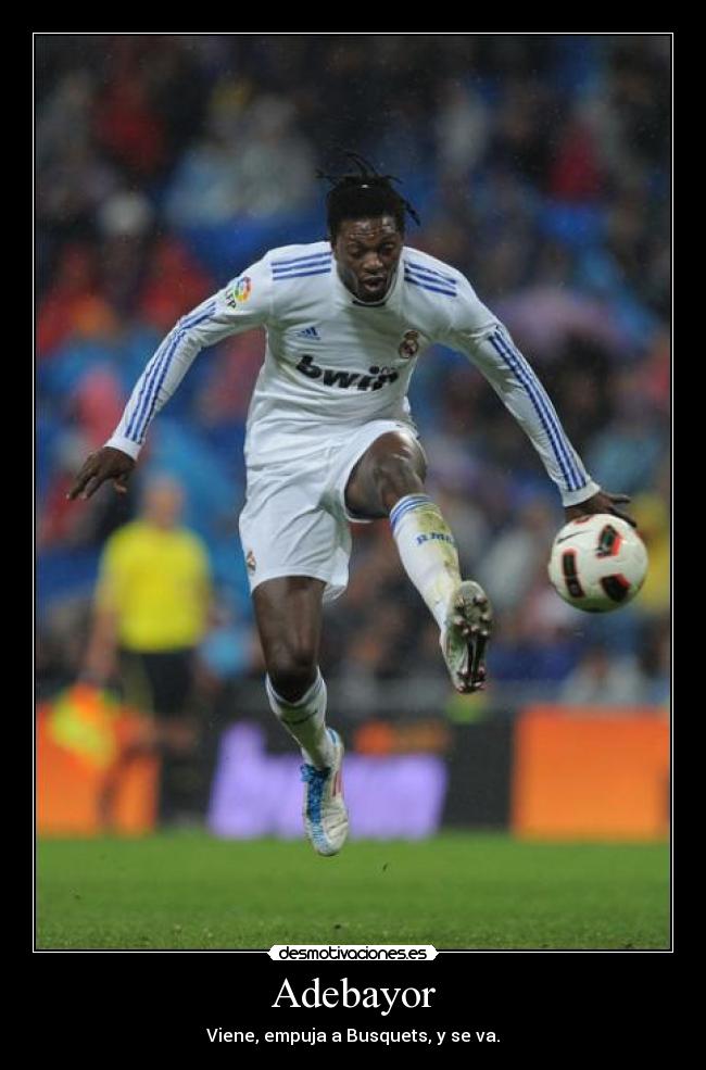 Adebayor - Viene, empuja a Busquets, y se va.