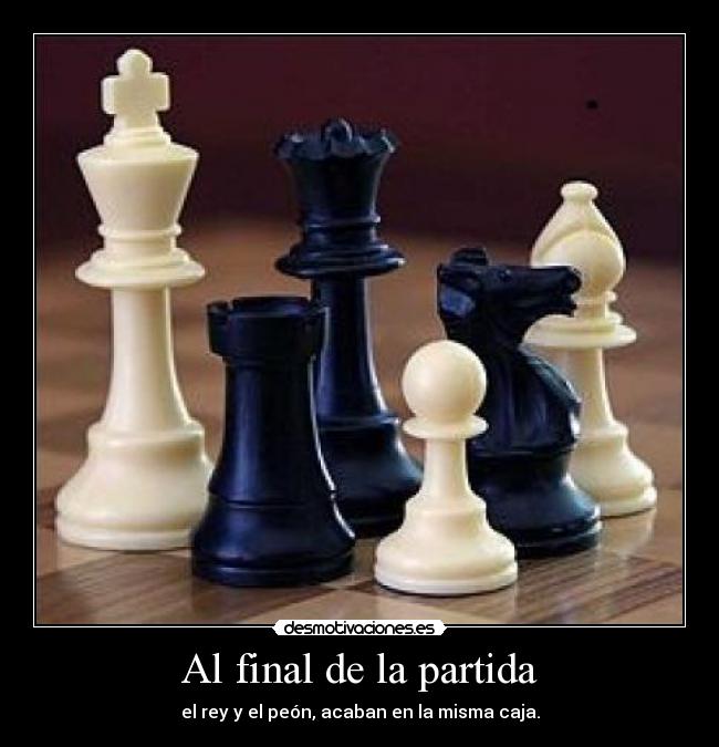 Al final de la partida - el rey y el peón, acaban en la misma caja.