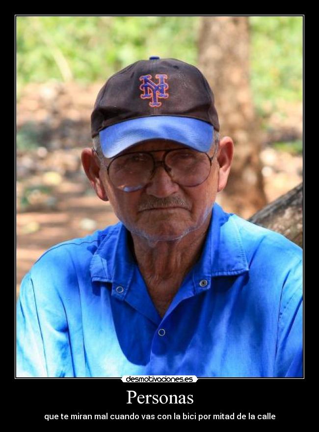 Personas - que te miran mal cuando vas con la bici por mitad de la calle