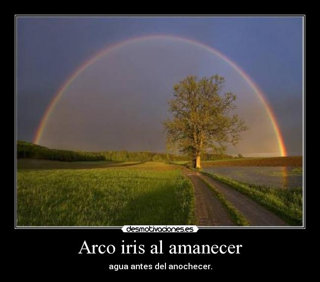 Arco iris al amanecer - agua antes del anochecer.