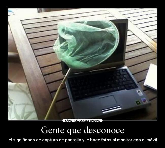 Gente que desconoce - el significado de captura de pantalla y le hace fotos al monitor con el móvil