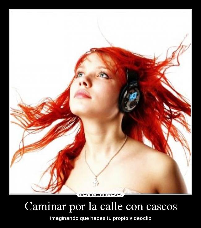 Caminar por la calle con cascos -