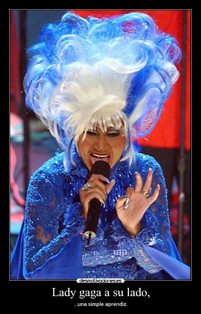 Lady gaga a su lado, -