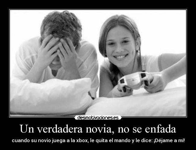 Un verdadera novia, no se enfada - cuando su novio juega a la xbox, le quita el mando y le dice: ¡Déjame a mí!