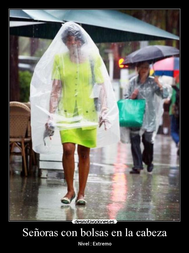 Señoras con bolsas en la cabeza - 