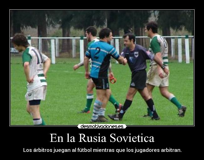 En la Rusia Sovietica - Los árbitros juegan al fútbol mientras que los jugadores arbitran.