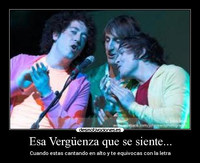 Esa Vergüenza que se siente... - Cuando estas cantando en alto y te equivocas con la letra