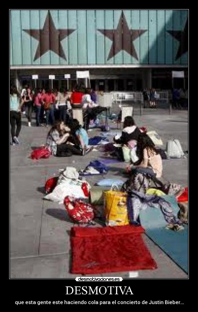 DESMOTIVA - que esta gente este haciendo cola para el concierto de Justin Bieber...