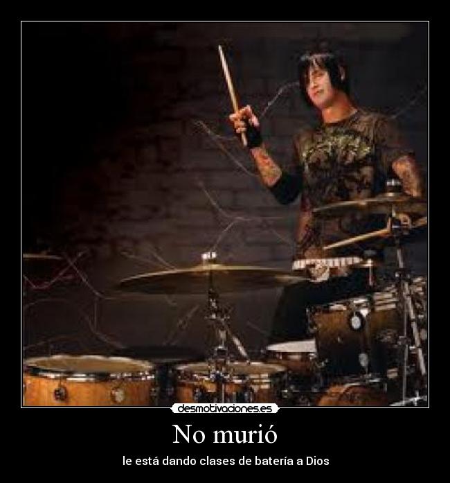 No murió - le está dando clases de batería a Dios