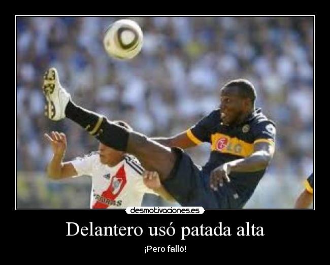 Delantero usó patada alta - ¡Pero falló!