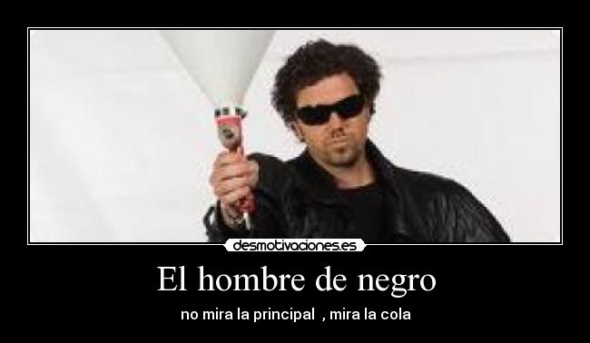 El hombre de negro - no mira la principal  , mira la cola