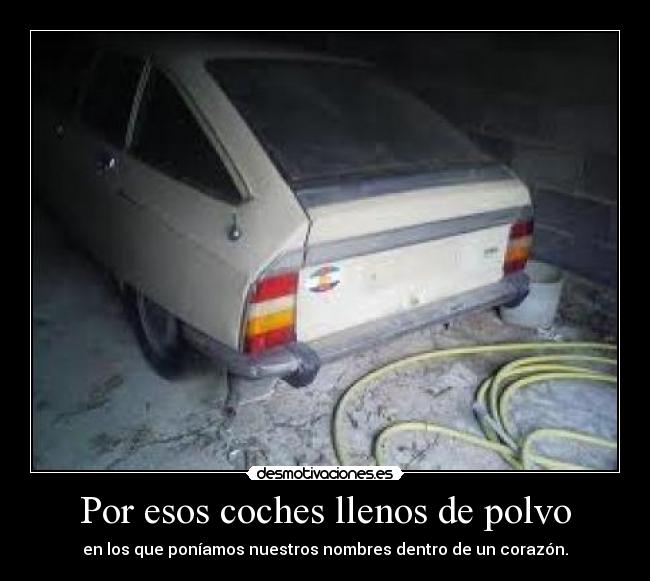 Por esos coches llenos de polvo -