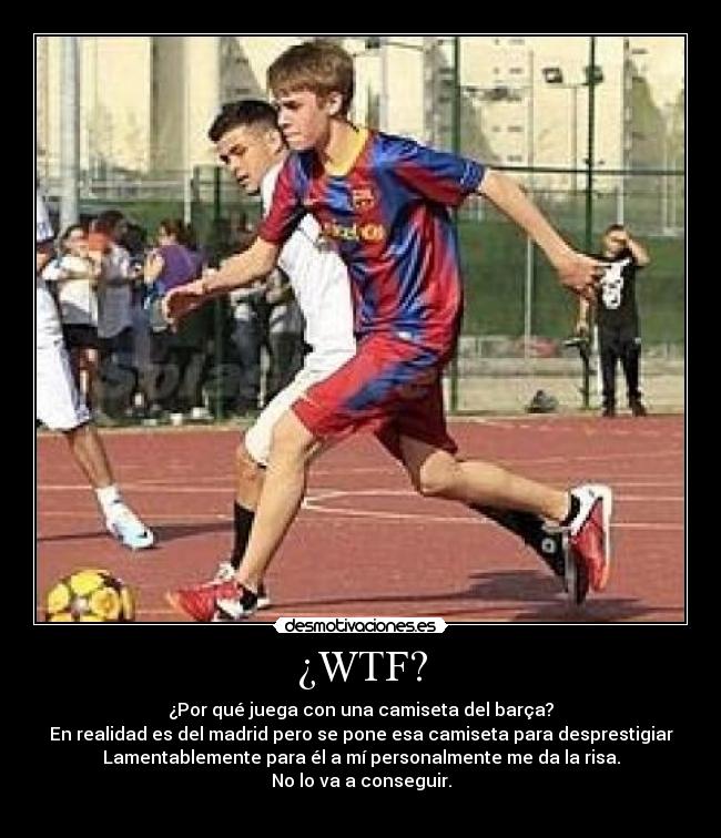 ¿WTF? - ¿Por qué juega con una camiseta del barça?
En realidad es del madrid pero se pone esa camiseta para desprestigiar
Lamentablemente para él a mí personalmente me da la risa.
No lo va a conseguir.
