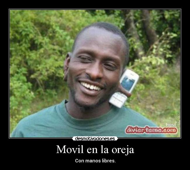 Movil en la oreja - Con manos libres.