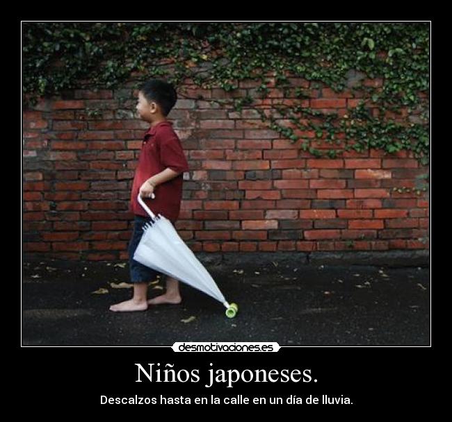 Niños japoneses. - Descalzos hasta en la calle en un día de lluvia.