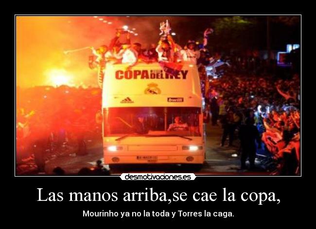 Las manos arriba,se cae la copa, -