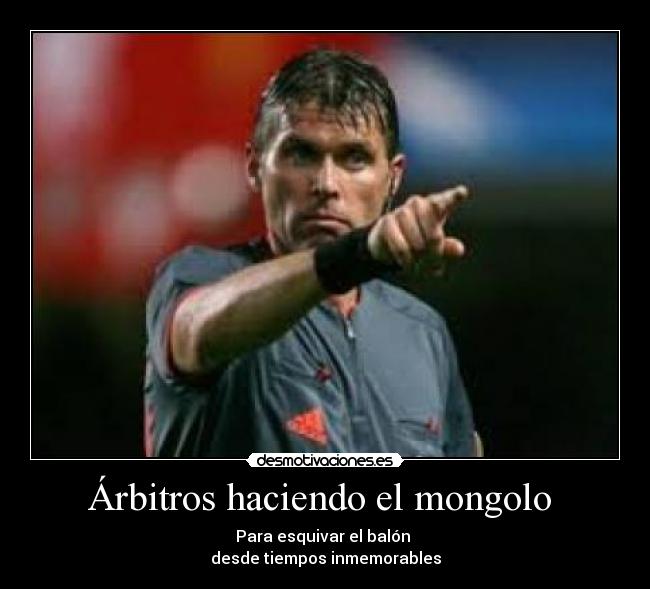 Árbitros haciendo el mongolo -