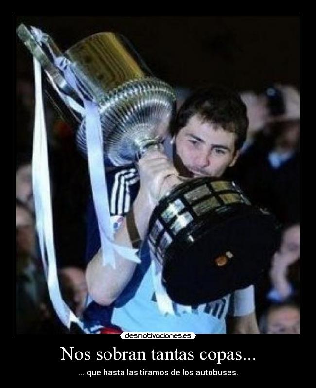 Nos sobran tantas copas... - ... que hasta las tiramos de los autobuses.