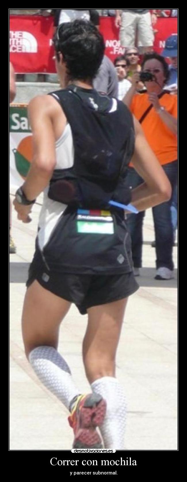 Correr con mochila - y parecer subnormal.