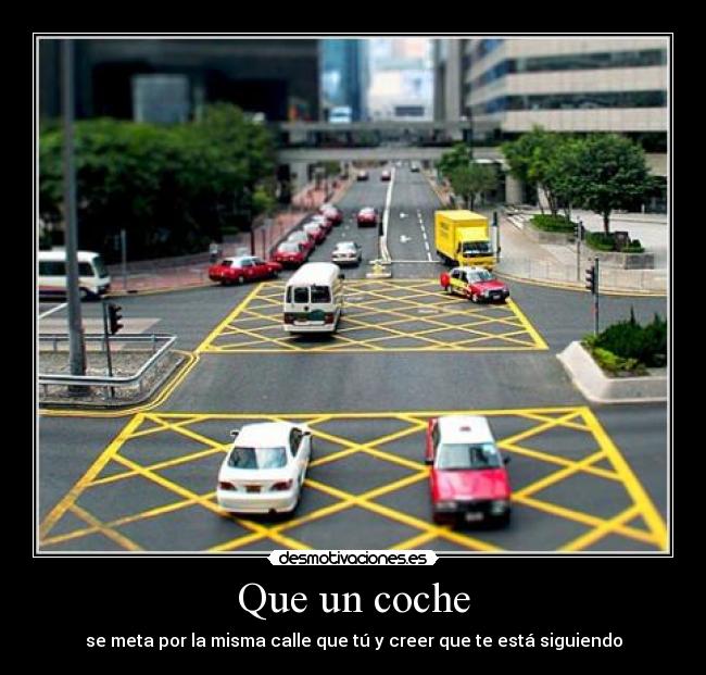 Que un coche - se meta por la misma calle que tú y creer que te está siguiendo