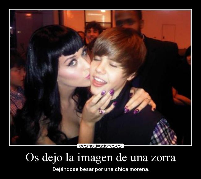 Os dejo la imagen de una zorra - Dejándose besar por una chica morena.