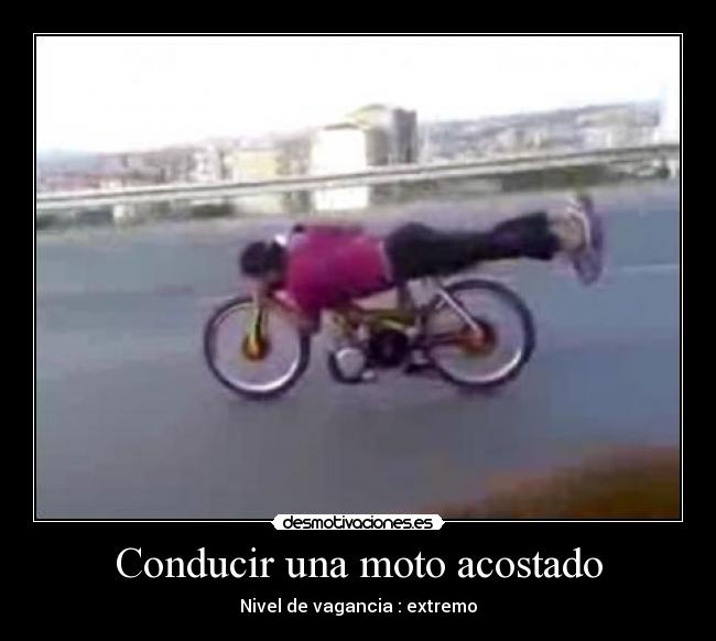 Conducir una moto acostado - 