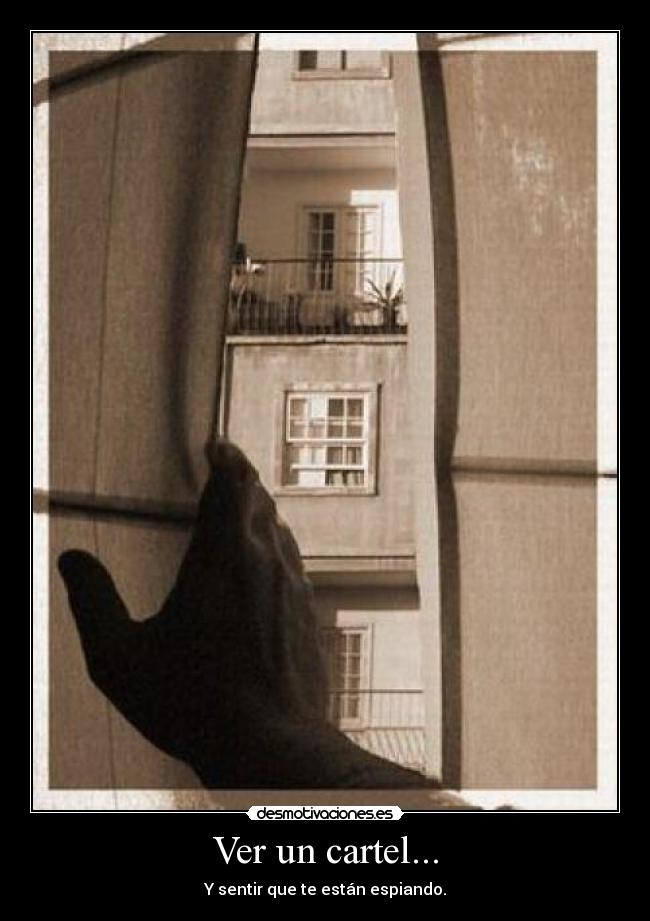 Ver un cartel... - Y sentir que te están espiando.
