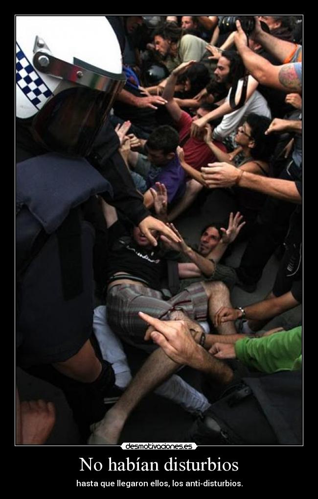 No habían disturbios - hasta que llegaron ellos, los anti-disturbios.