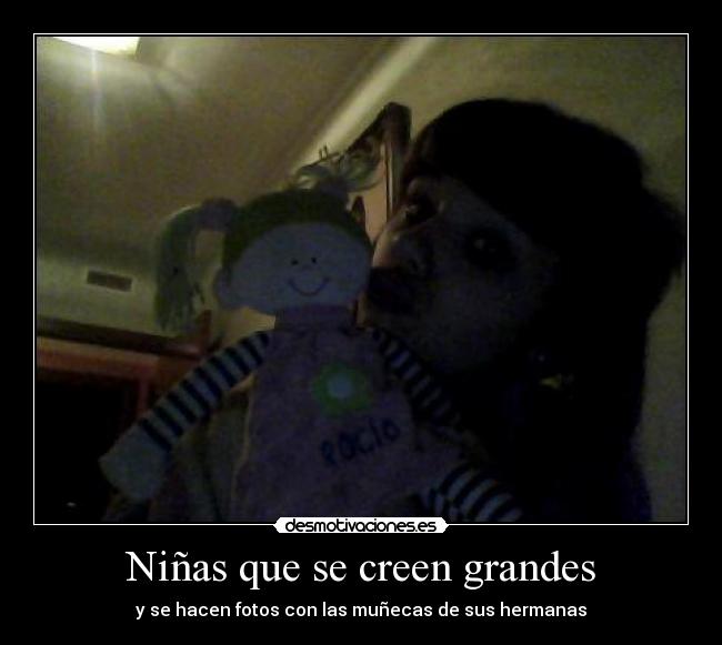 Niñas que se creen grandes - y se hacen fotos con las muñecas de sus hermanas