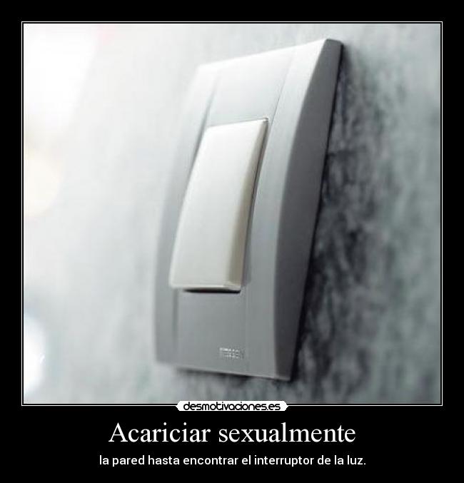 Acariciar sexualmente - la pared hasta encontrar el interruptor de la luz.