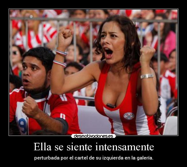 Ella se siente intensamente - perturbada por el cartel de su izquierda en la galería.