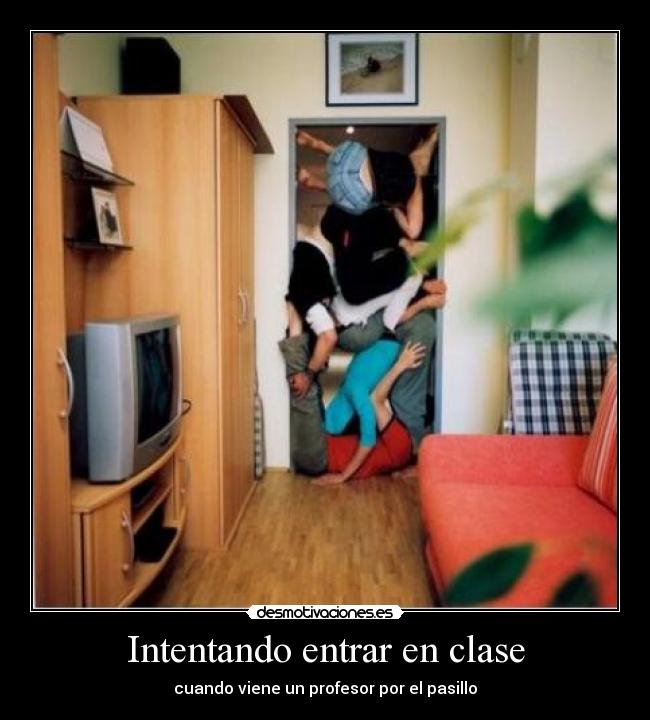 Intentando entrar en clase - cuando viene un profesor por el pasillo