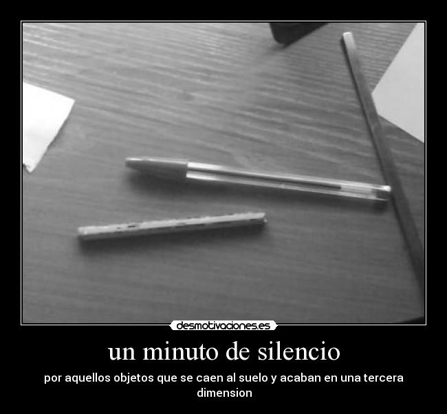 un minuto de silencio - por aquellos objetos que se caen al suelo y acaban en una tercera dimension