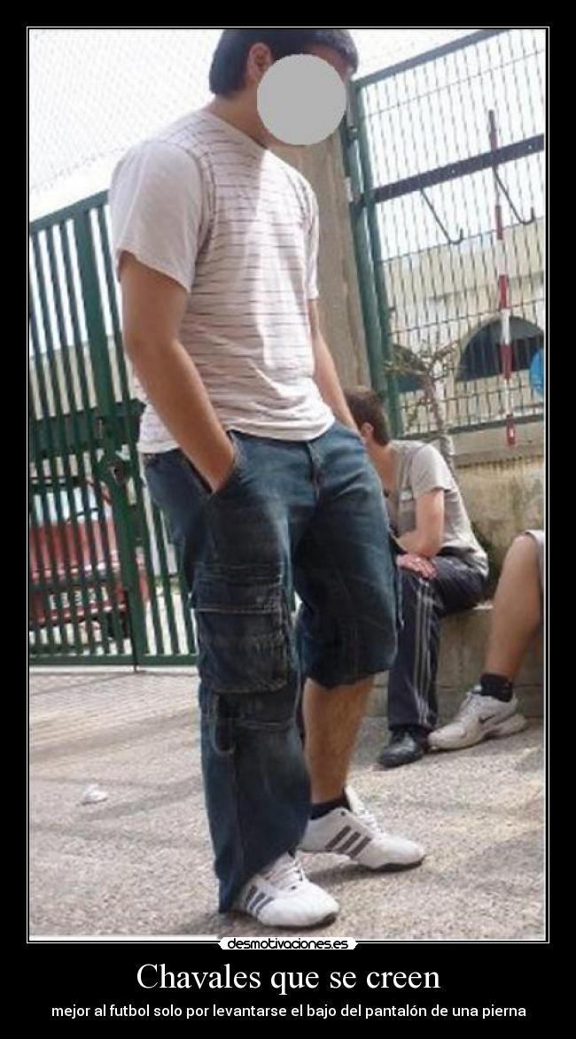 Chavales que se creen - mejor al futbol solo por levantarse el bajo del pantalón de una pierna