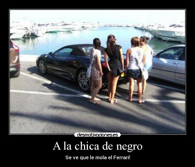 A la chica de negro - Se ve que le mola el Ferrari!