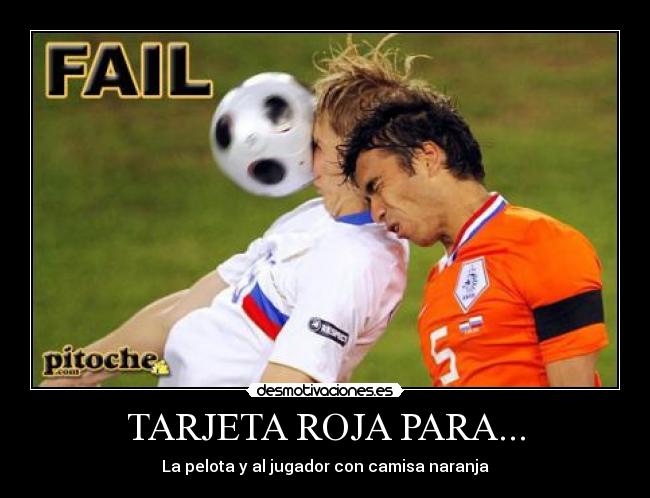 TARJETA ROJA PARA... - La pelota y al jugador con camisa naranja