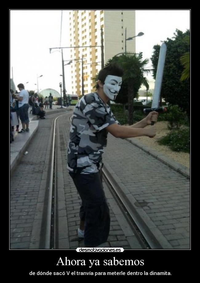 Ahora ya sabemos - de dónde sacó V el tranvía para meterle dentro la dinamita.