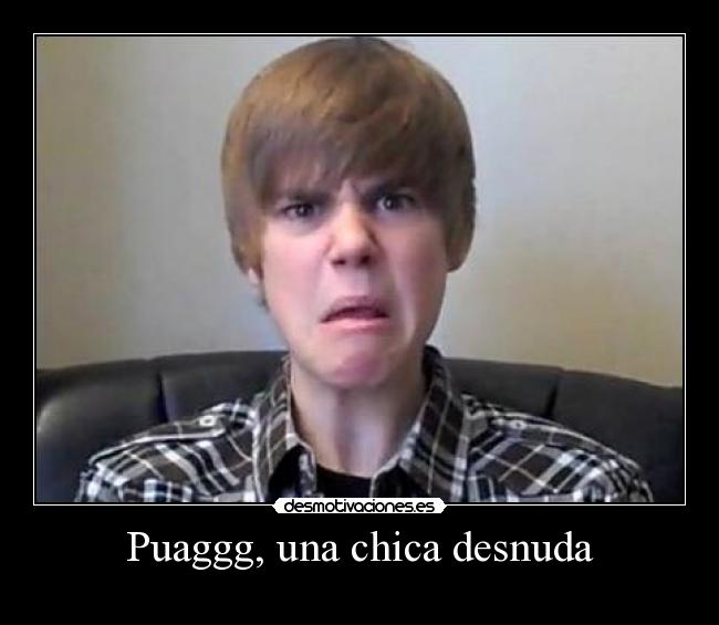 Puaggg, una chica desnuda -