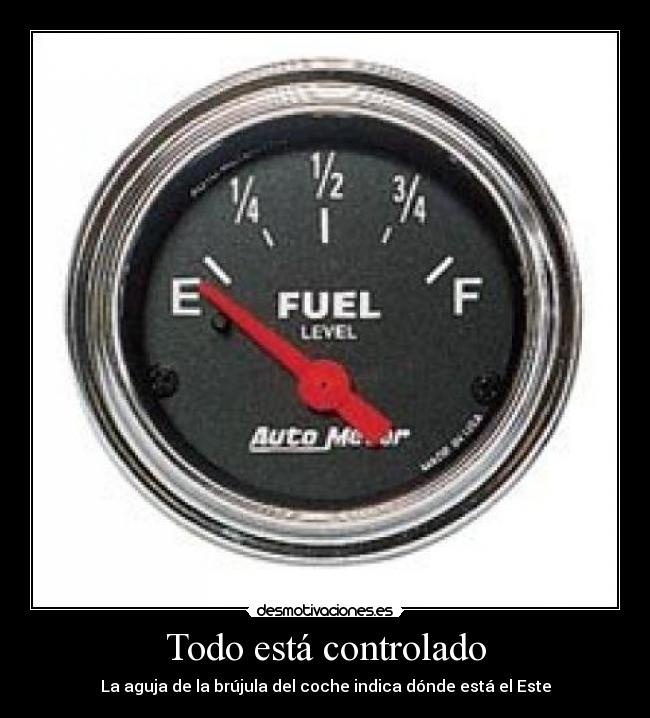 Todo está controlado - La aguja de la brújula del coche indica dónde está el Este