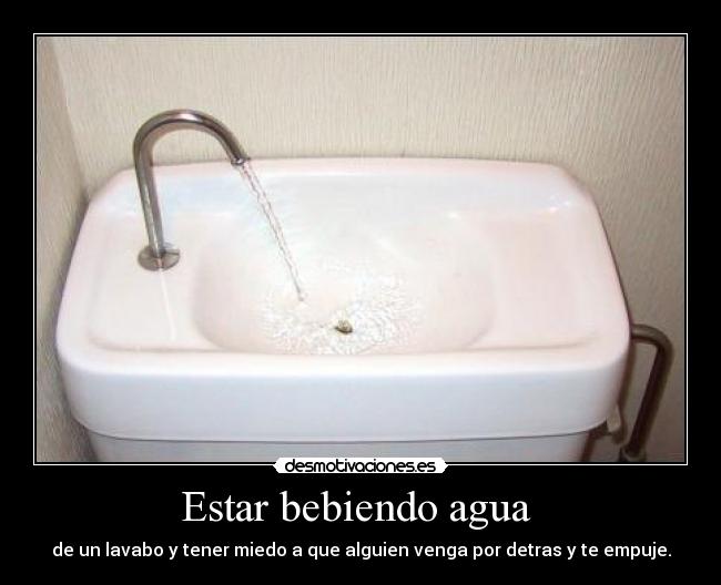 Estar bebiendo agua -