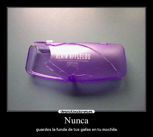 Nunca - guardes la funda de tus gafas en tu mochila.