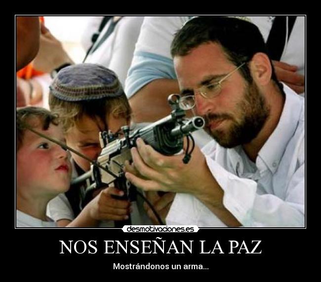 NOS ENSEÑAN LA PAZ - Mostrándonos un arma...