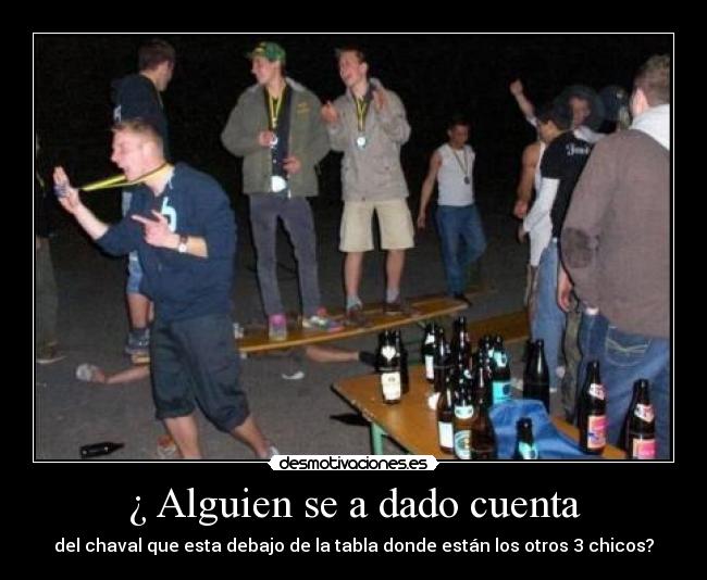 ¿ Alguien se a dado cuenta - del chaval que esta debajo de la tabla donde están los otros 3 chicos?