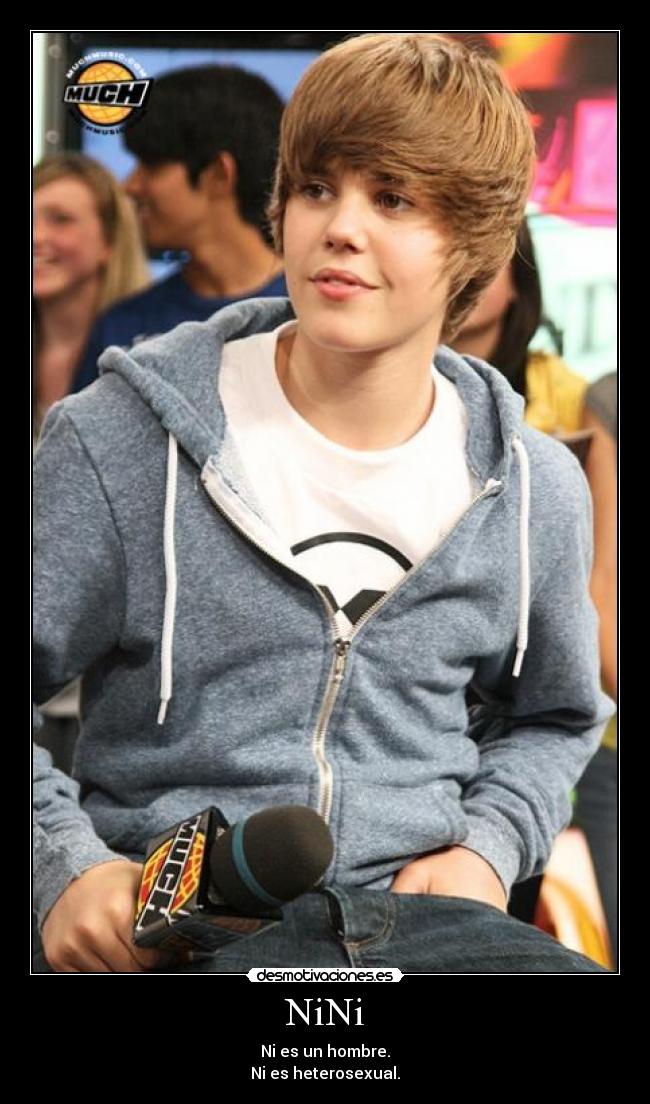 NiNi - Ni es un hombre.
Ni es heterosexual.