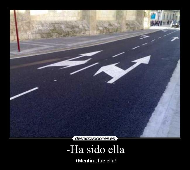 -Ha sido ella - +Mentira, fue ella!