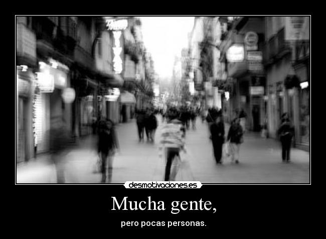 Mucha gente, - pero pocas personas.