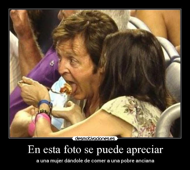 En esta foto se puede apreciar - a una mujer dándole de comer a una pobre anciana