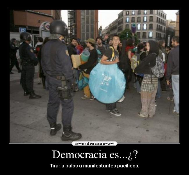 Democracia es...¿? - Tirar a palos a manifestantes pacíficos.