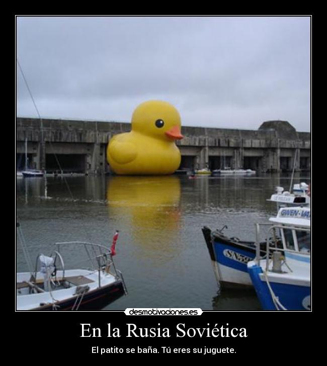 En la Rusia Soviética - El patito se baña. Tú eres su juguete.