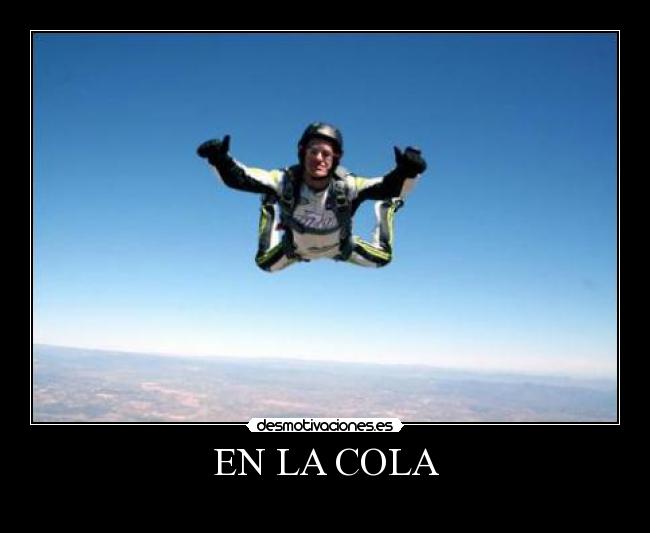 EN LA COLA -